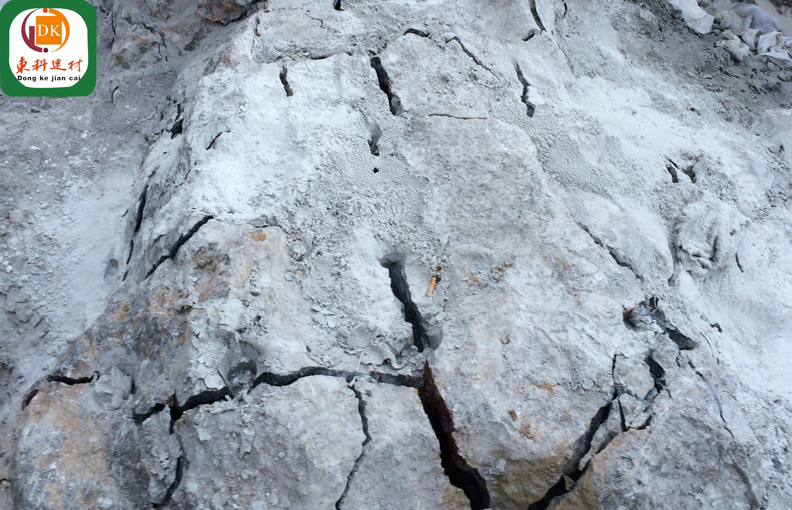 温州岩石爆破膨胀剂要想达到较良好的破碎效果，哪些事需要注意的？　
