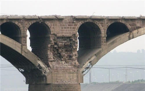 自贡中国最坚固的危桥，用380公斤静态破碎剂爆破拆除