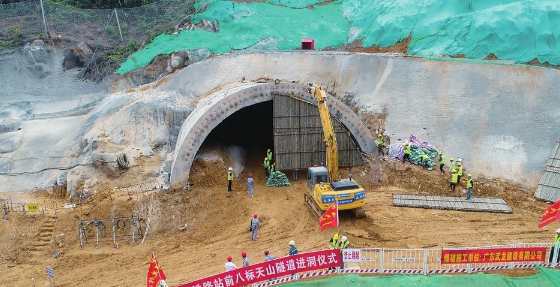 自贡爆破人员爆破开挖标天山隧道